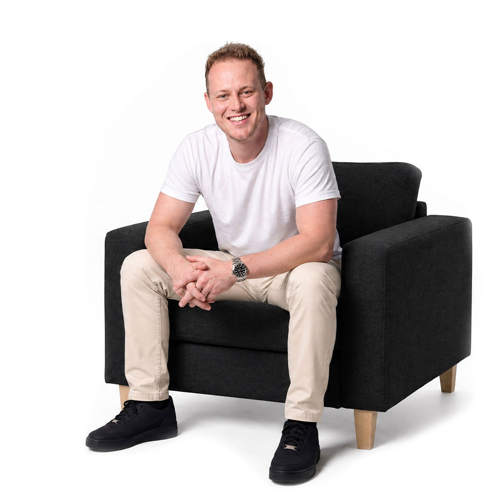 Sven Schwarze sitzt als Produzent von KI Videos auf Sessel